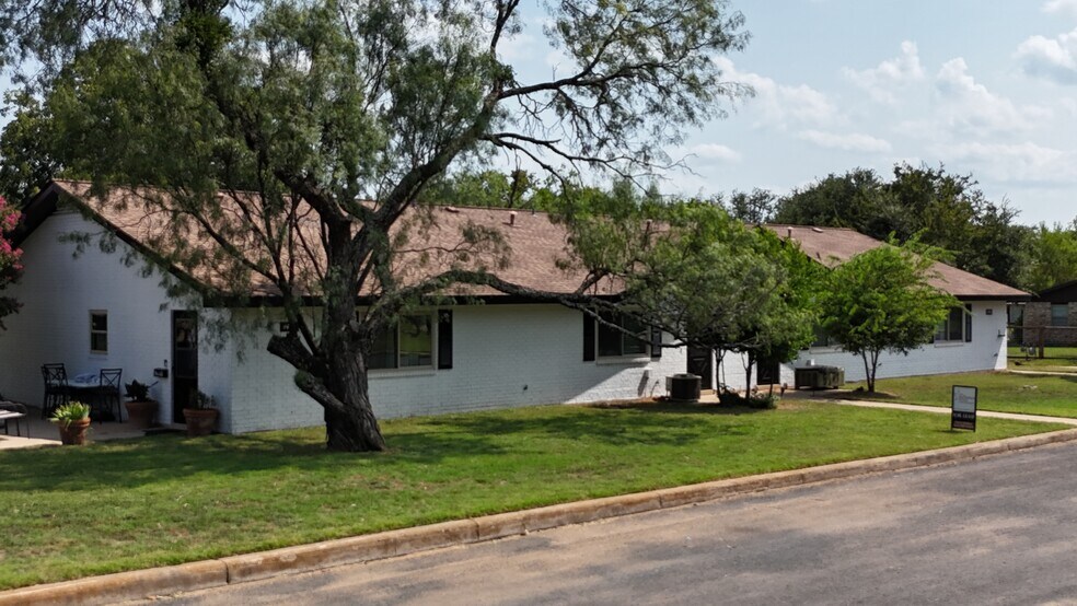 1405 N Crockett St, Fredericksburg, TX à vendre - Photo de l’immeuble – Image 2 sur 28