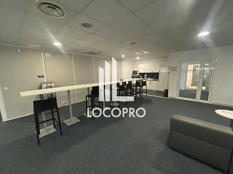 Bureau dans Villeneuve-Loubet à louer - Photo de l’immeuble – Image 2 sur 12