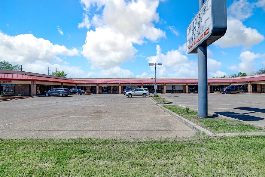 138 S Bowen Rd, Arlington, TX à vendre - Photo de l’immeuble – Image 3 sur 5