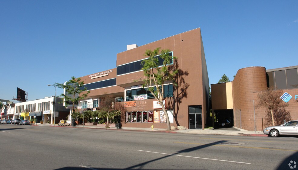 18607 Ventura Blvd, Tarzana, CA à louer - Photo de l’immeuble – Image 2 sur 14