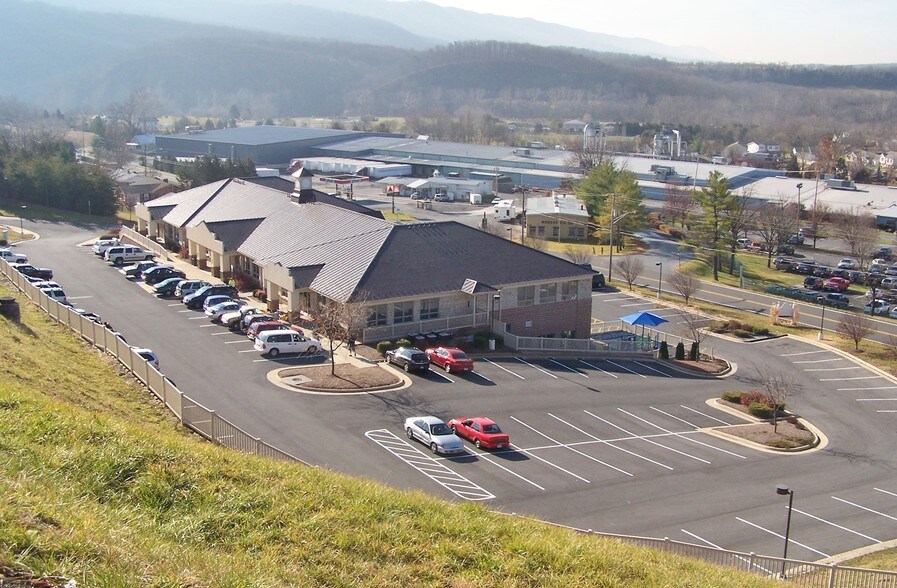 105 Stony Pointe Way, Strasburg, VA à louer - Photo de l’immeuble – Image 2 sur 5