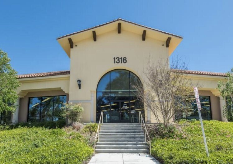 1316 Newbury Rd, Thousand Oaks, CA à vendre - Photo de l’immeuble – Image 3 sur 6