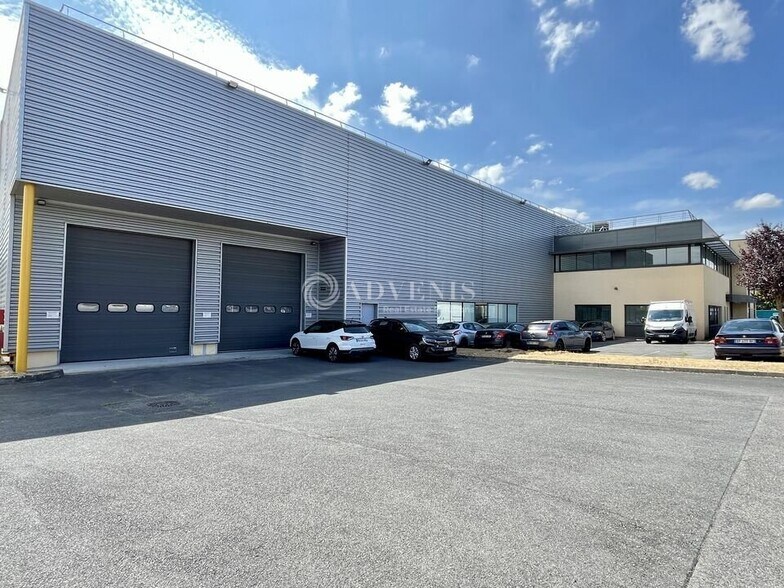 Local d’activités dans Le Mesnil Amelot à louer - Photo de l’immeuble – Image 1 sur 12