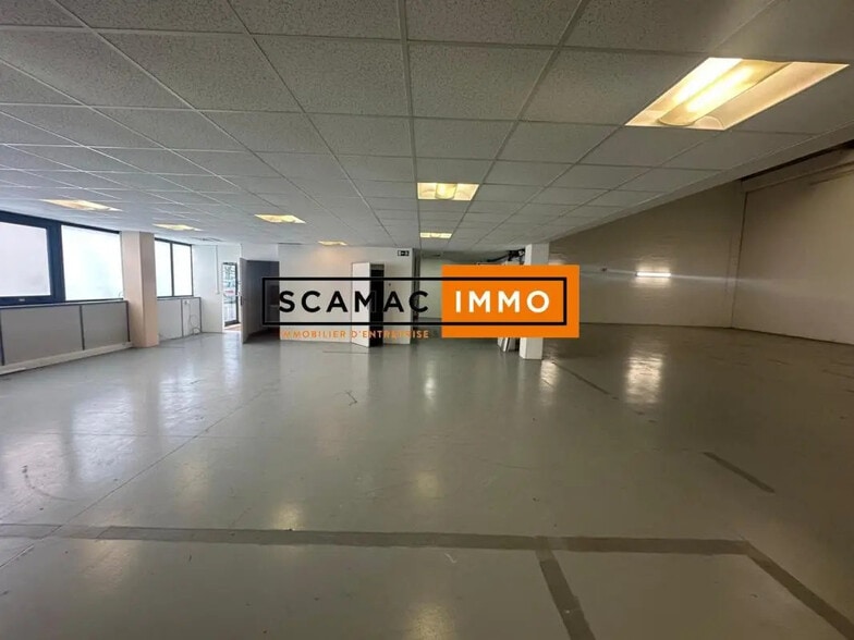 Industriel/Logistique dans Poissy à louer - Photo de l’immeuble – Image 2 sur 18