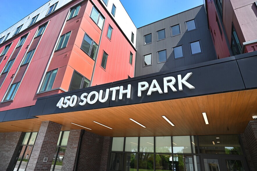 450 S Park Ave, Buffalo, NY à louer - Photo de l’immeuble – Image 1 sur 36