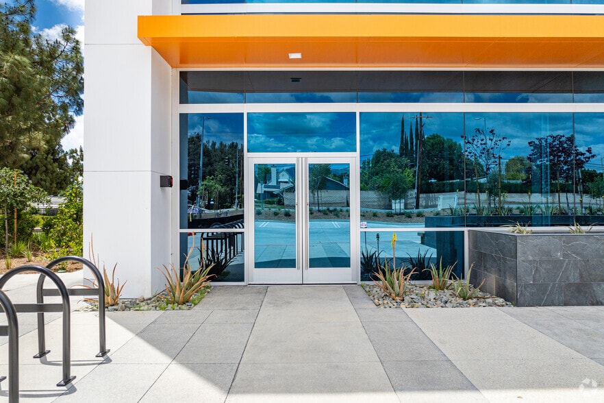 19900 Plummer St, Chatsworth, CA à louer - Photo de l’immeuble – Image 3 sur 10