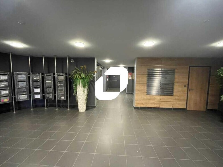 Bureau dans Grenoble à louer - Hall d’entrée – Image 3 sur 11