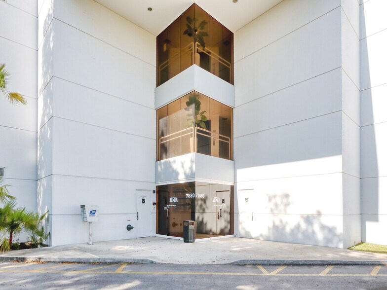 7880 N University Dr, Tamarac, FL à louer - Photo de l’immeuble – Image 2 sur 34