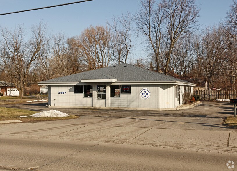 2467 E Hill Rd, Grand Blanc, MI à louer - Photo de l’immeuble – Image 1 sur 3
