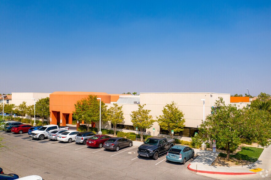700 E Silverado Ranch Blvd, Las Vegas, NV à louer - Photo principale – Image 2 sur 7