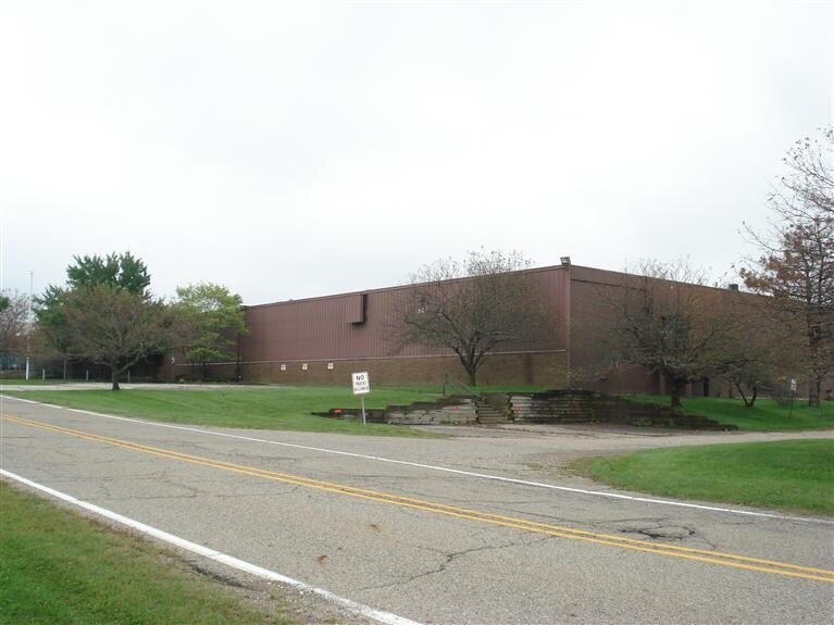 221 Industrial Dr, Hillsdale, MI à louer - Photo de l’immeuble – Image 2 sur 2
