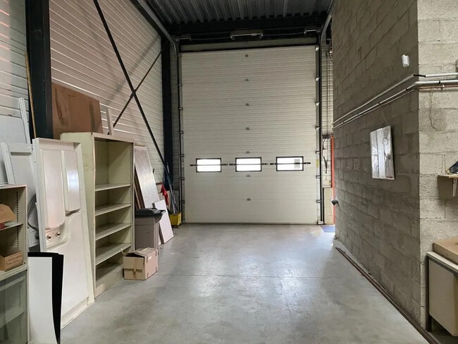 Plus de détails pour Local d’activités à vendre