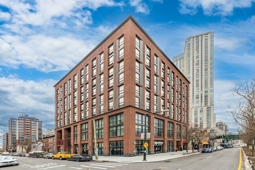 45-06 Pearson St, Long Island City, NY à louer - Photo principale – Image 1 sur 6