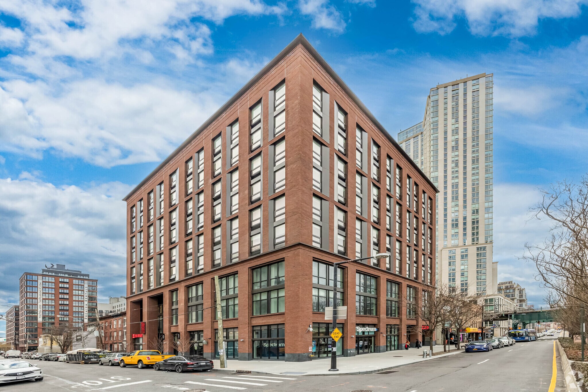 45-06 Pearson St, Long Island City, NY à louer Photo de l’immeuble– Image 1 sur 7