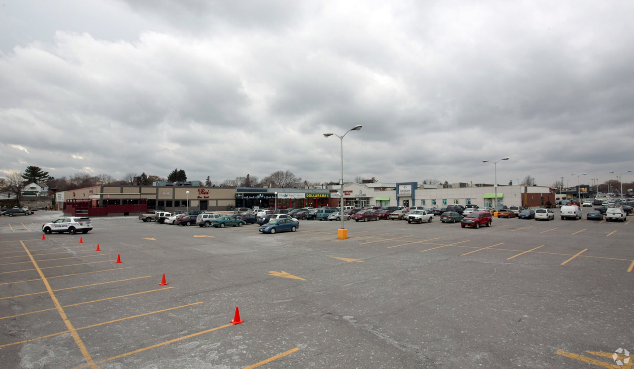 200 John St W, Oshawa, ON à louer Photo principale– Image 1 sur 13