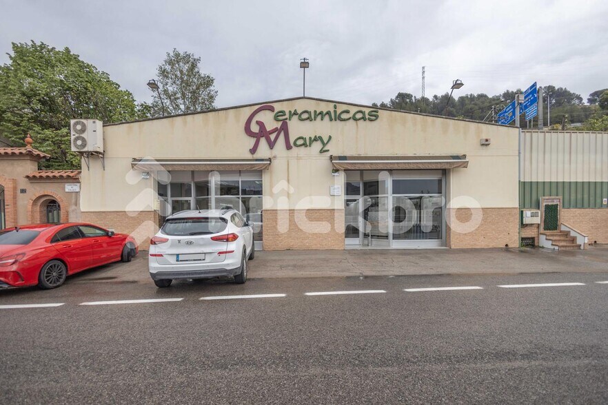 Naves en Carretera de Caldes portefeuille de 2 biens à vendre sur LoopNet.fr - Photo de l’immeuble – Image 1 sur 41