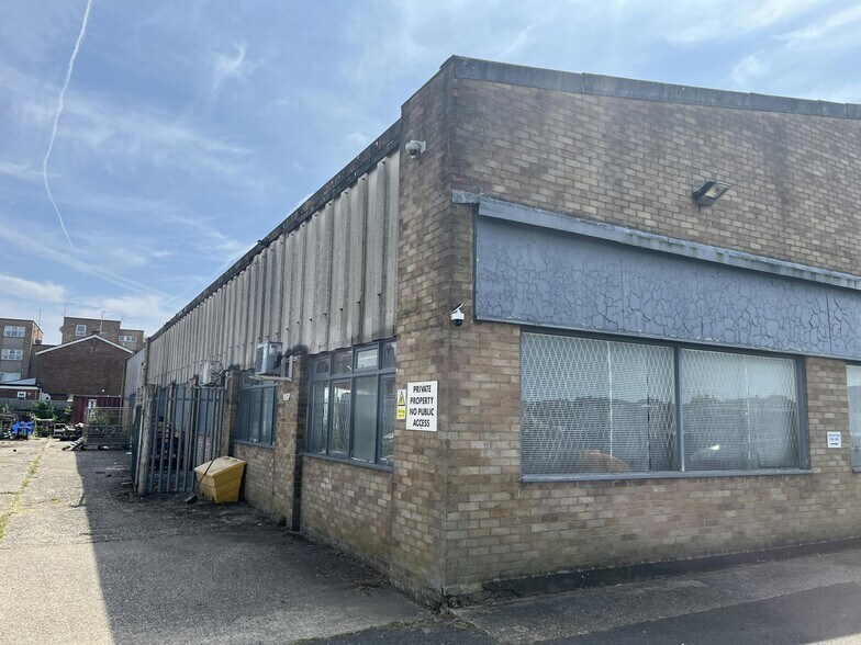 Buckingham Rd, Aylesbury à louer - Photo de l’immeuble – Image 3 sur 6