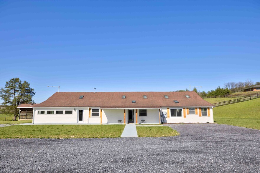 1565 Seven Fountains Rd, Fort Valley, VA à vendre - Photo de l’immeuble – Image 2 sur 52