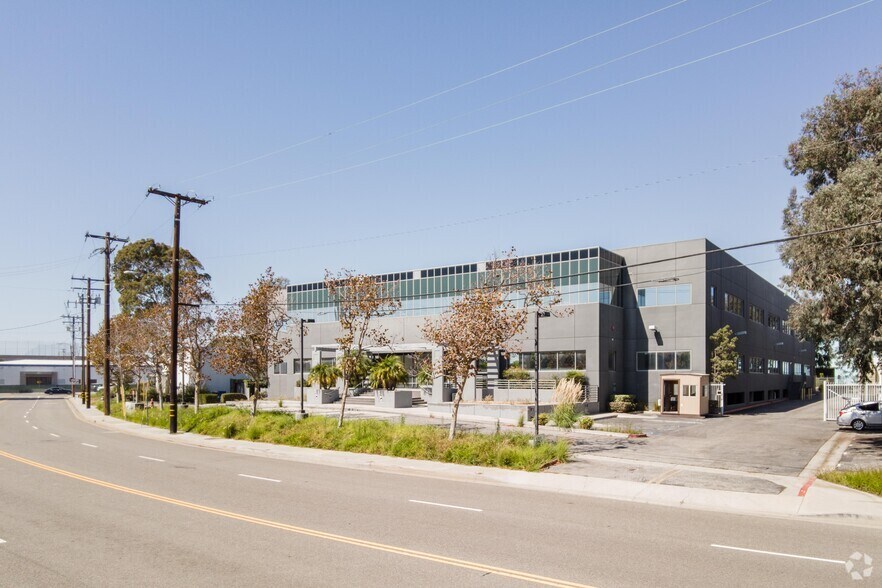 2335 Alaska Ave, El Segundo, CA à louer - Photo de l’immeuble – Image 2 sur 4