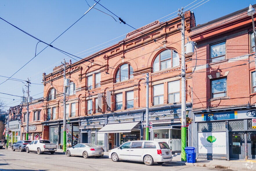 242-250 Carlton St, Toronto, ON à louer - Photo de l’immeuble – Image 2 sur 3