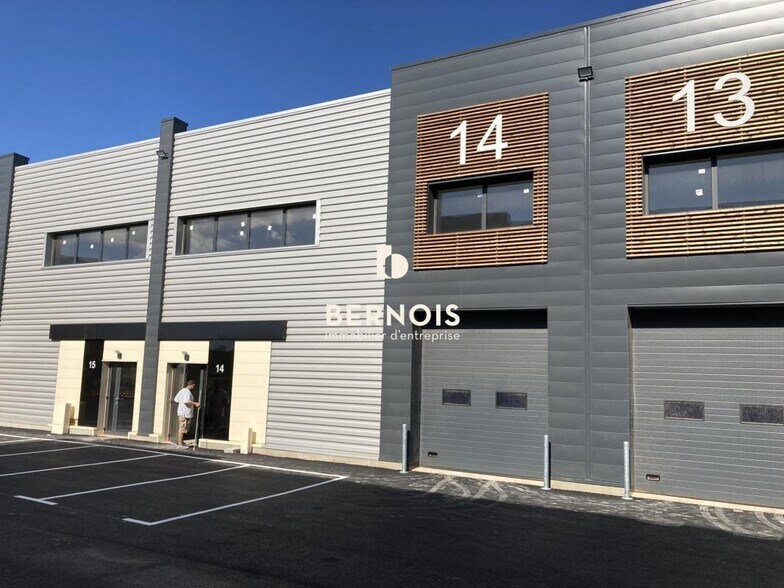 Local d’activités dans Brignoles à louer - Photo de l’immeuble – Image 2 sur 17