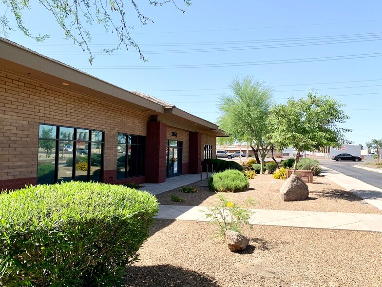 2050 S Cottonwood Dr, Tempe, AZ à louer - Photo de l’immeuble – Image 3 sur 20