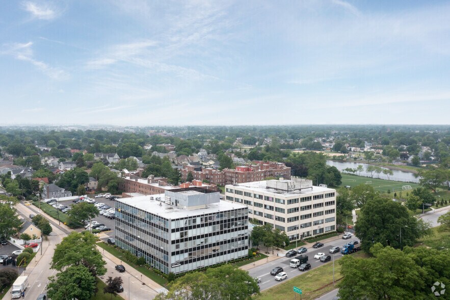 100 Merrick Rd, Rockville Centre, NY à louer - Aérien – Image 2 sur 17