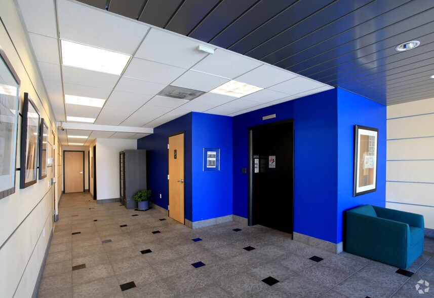 6060 W Manchester Ave, Los Angeles, CA à louer - Hall d’entrée – Image 3 sur 11