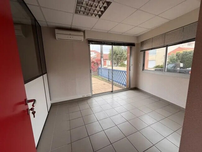 Plus de détails pour Local commercial à louer