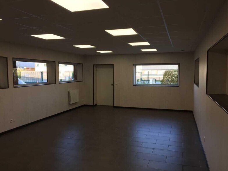 Bureau dans Sars-et-Rosières à louer - Photo de l’immeuble – Image 3 sur 4