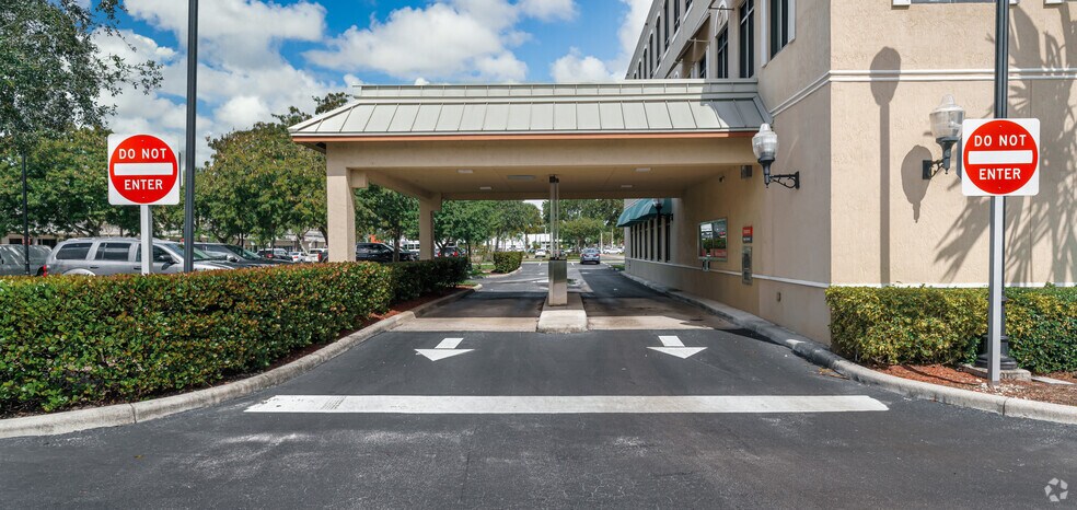 5599 S University Dr, Davie, FL à vendre - Photo de l’immeuble – Image 3 sur 9