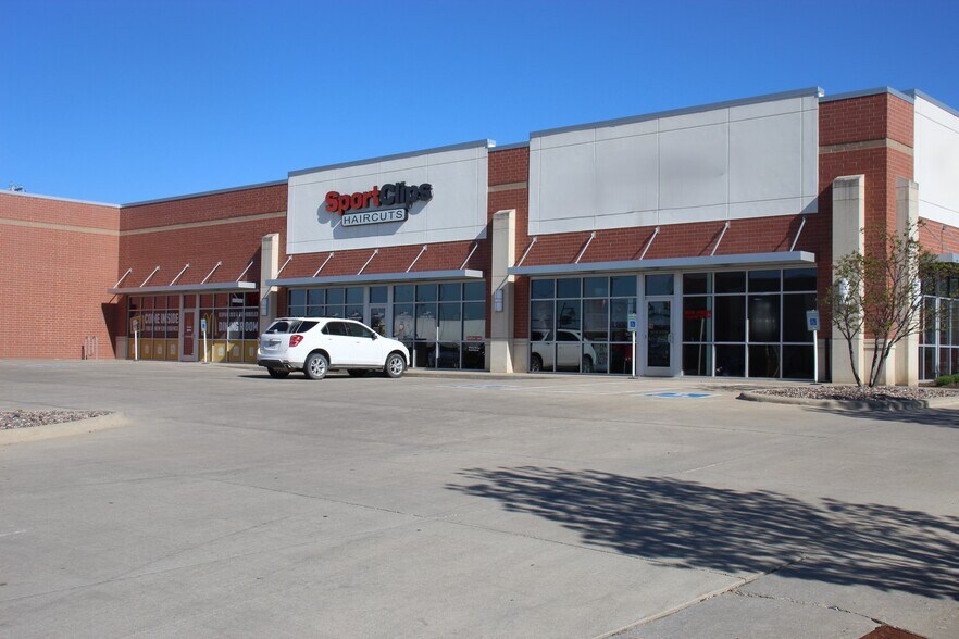 675 Pacha Pkwy, North Liberty, IA à louer - Photo de l’immeuble – Image 2 sur 3