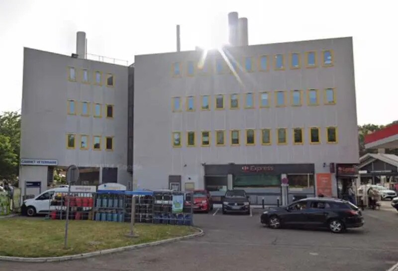 Bureau dans Saint-Genis-Laval à louer - Photo de l’immeuble – Image 1 sur 1