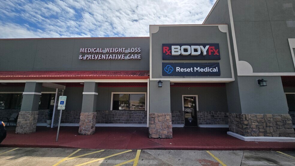 117-133 W Parkwood Ave, Friendswood, TX à louer - Photo de l’immeuble – Image 1 sur 18