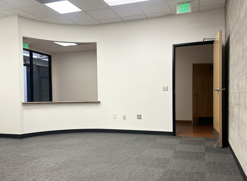 120 N Maclay Ave, San Fernando, CA à louer - Photo de l’immeuble – Image 1 sur 7