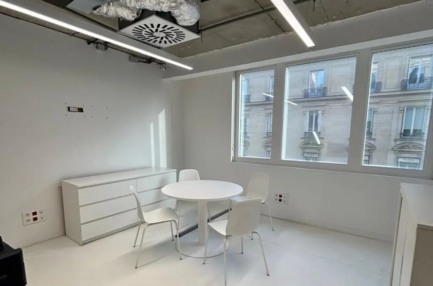 33 Rue François Ier, Paris à louer - Photo de l’immeuble – Image 3 sur 6