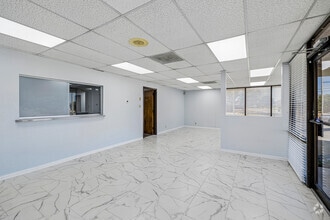 2313 W Arkansas Ln, Pantego, TX à louer Hall d’entrée– Image 2 sur 12