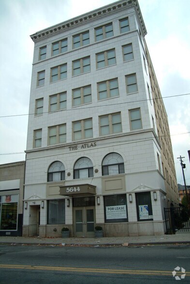 5644 Broadway Ave, Cleveland, OH à louer - Photo de l’immeuble – Image 1 sur 4