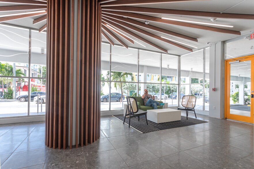 2125 Biscayne Blvd, Miami, FL à louer - Photo de l’immeuble – Image 3 sur 15