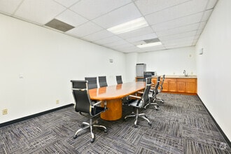 225 W Hospitality Ln, San Bernardino, CA à louer Photo de l’immeuble– Image 1 sur 2
