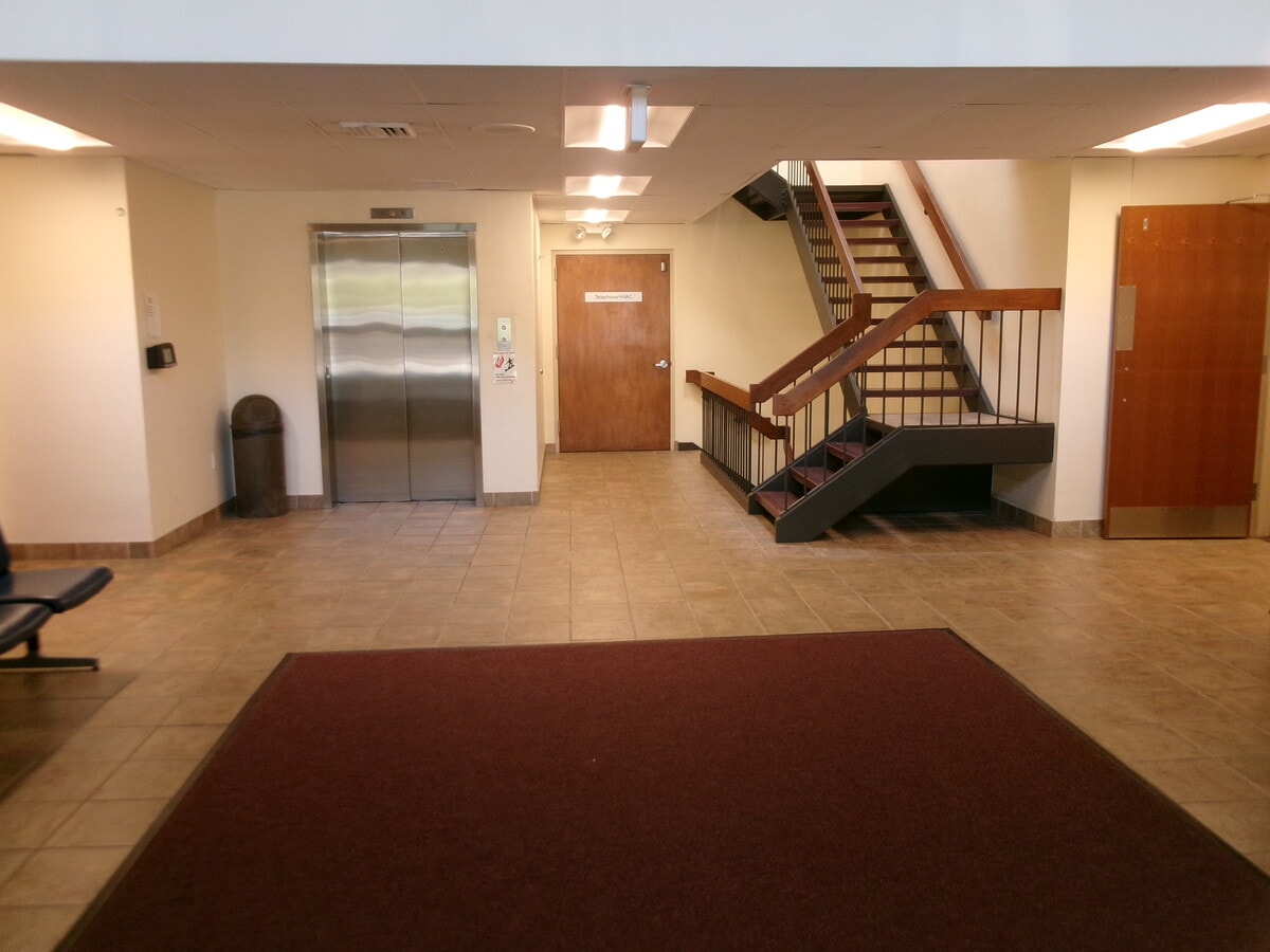 220 Hamburg Tpke, Wayne, NJ 07470 - Lot 14A -  - Hall d’entrée - Image 1 of 1