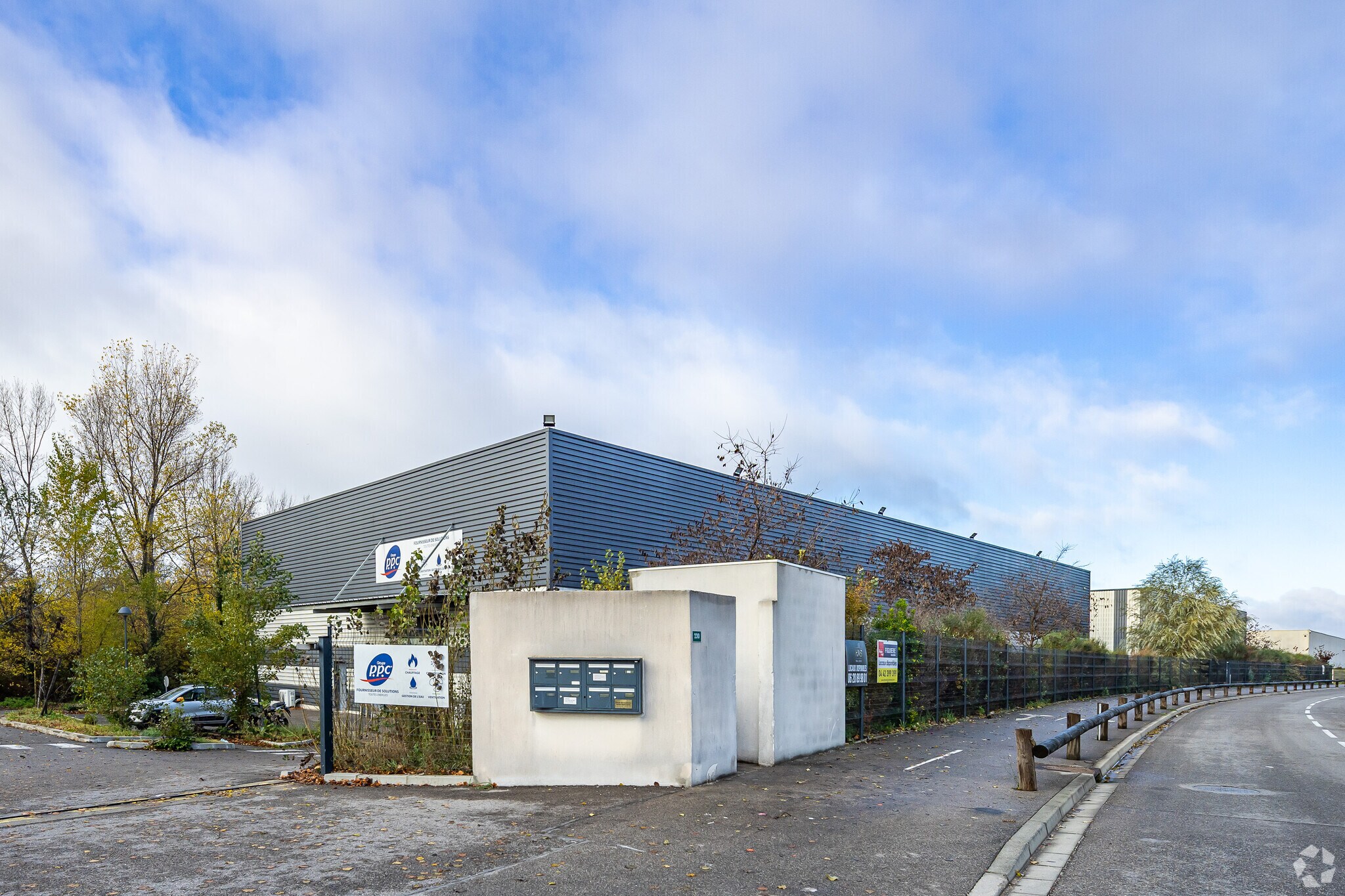 230 Rue Henri Delaunay, Aix-en-Provence à louer Photo principale– Image 1 sur 25