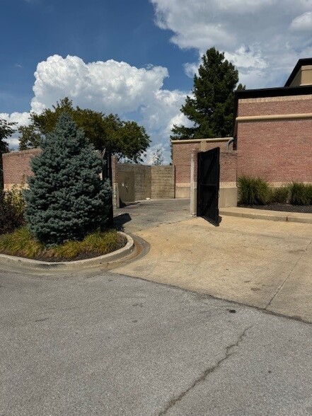 5001 Town Center Dr, Leawood, KS à vendre - Photo de l’immeuble – Image 2 sur 6
