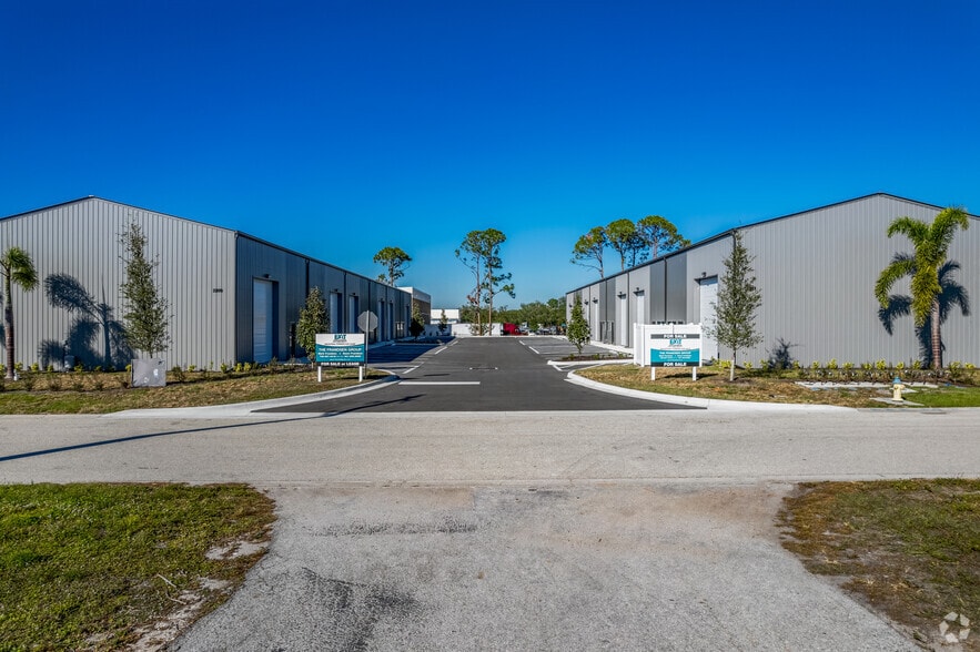 2211 Whitfield Park Loop, Sarasota, FL à vendre - Photo de l’immeuble – Image 3 sur 7