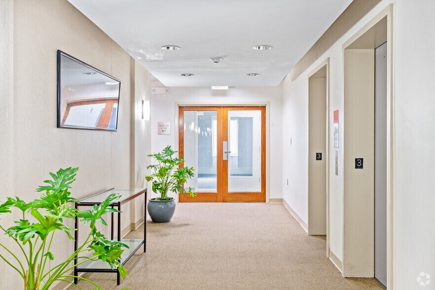 8233 Old Courthouse Rd, Vienna, VA à vendre - Photo intérieure – Image 3 sur 17