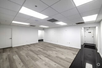 5240-5260 NW 167th St, Hialeah, FL à louer Photo intérieure– Image 2 sur 22