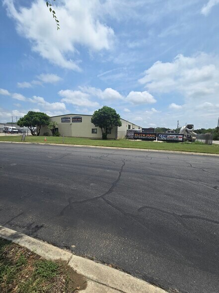 13402 Western Oak Dr, Helotes, TX à louer - Photo de l’immeuble – Image 3 sur 9