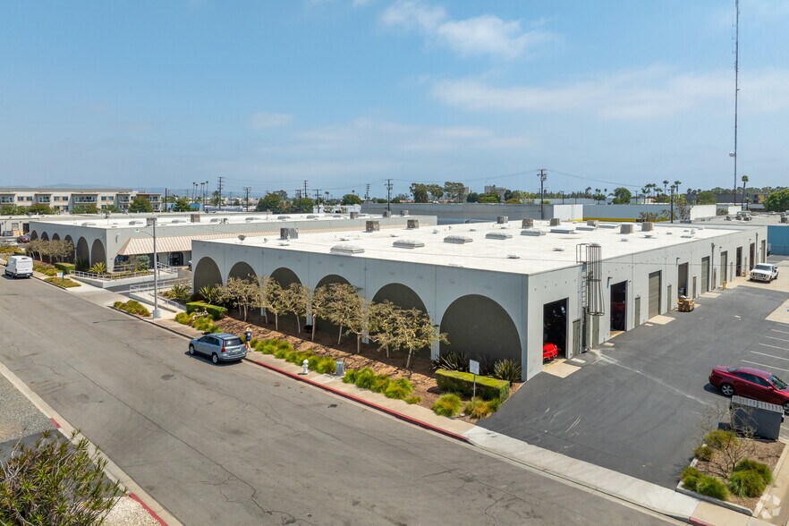 921-937 Newhall St, Costa Mesa, CA à louer - Photo de l’immeuble – Image 2 sur 5