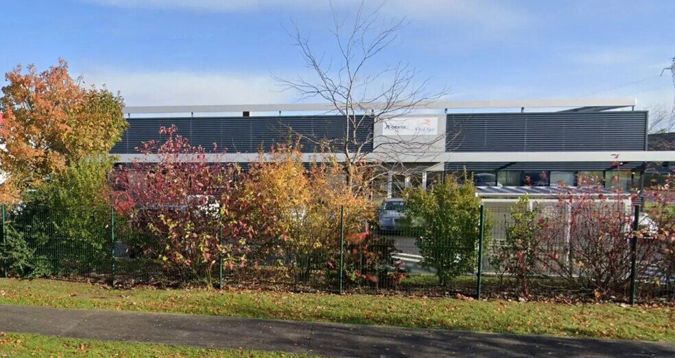 Local d’activités dans Ifs à louer - Photo de l’immeuble – Image 1 sur 1