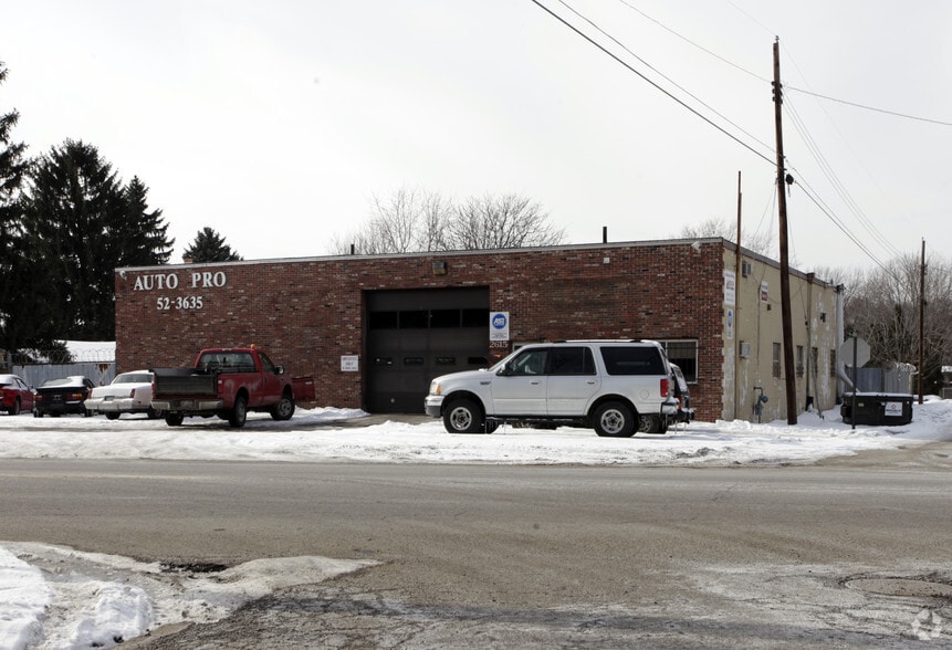 2615 Harrisburg Ave NE, Canton, OH à vendre - Photo principale – Image 1 sur 14